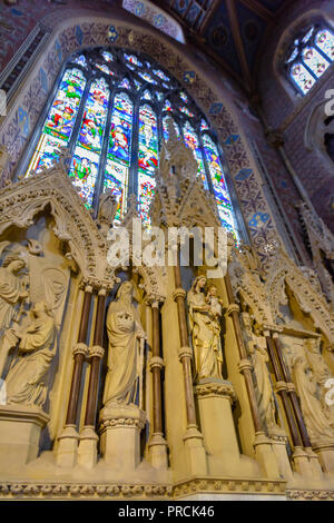 Sculptures de saints orné à l'extrémité est de la cathédrale d'Armagh, en Irlande du Nord. Banque D'Images