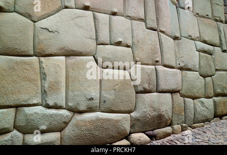 Mur Inca incroyable sur Hatun Rumiyoc Street, célèbre rue ancienne à Cusco, Pérou, Amérique du Sud, site archéologique Banque D'Images