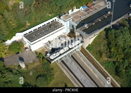 VUE AÉRIENNE. 3 bateaux de plaisance étant élevés à 44 mètres sur l'avion incliné de Saint-Louis-Arzviller sur la Marne jusqu'au canal du Rhin. France. Banque D'Images