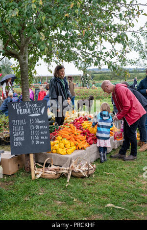 Festival d'automne de Daylesford veg shop à Daylesford Organic farm shop festival d'automne. Daylesford, Cotswolds, Gloucestershire, Angleterre Banque D'Images