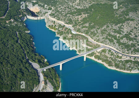 VUE AÉRIENNE. Barrage du lac Sainte-Croix dans la vallée du Verdon. Région var (rive gauche) et région Alpes-de-haute-Provence (rive droite), France. Banque D'Images