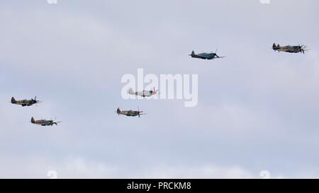 Supermarine Spitfire 7 volant en formation à la bataille d'Angleterre Duxford IWM bourget sur le 23 septembre 2018 Banque D'Images