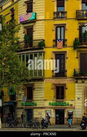 Drapeaux Catalan raccrocher sur le balcon Banque D'Images