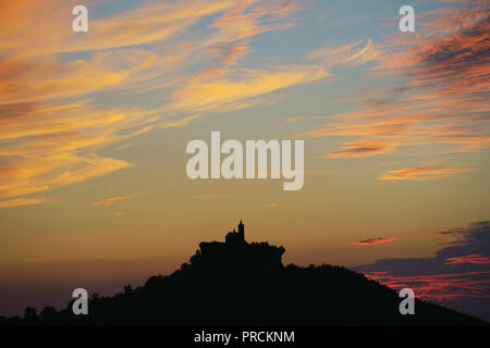 Petite chapelle sur un grès isolé butte silhoueté contre un ciel crépuscule.Rocher de Dabo, Moselle, Lorraine, Grand est, France. Banque D'Images