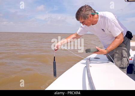 EPA contracte en prenant un échantillon d'eau dans le golfe du Mexique après le déversement de pétrole de BP 2010 pour contrôler la salinité, la température et le Ph. Banque D'Images