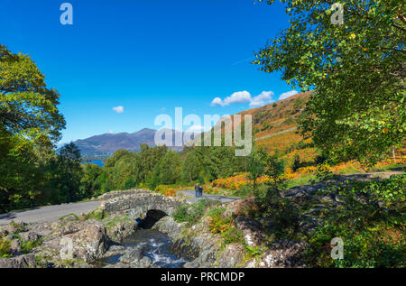 Couple d'âge moyen marche à Ashness avec pont massif Skiddaw dans la distance, Borrowdale, Lake District, Cumbria, Royaume-Uni Banque D'Images