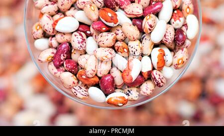 Haricots multicolores dans un verre. Vue de dessus. Banque D'Images