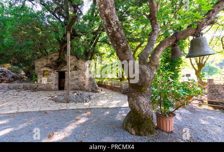 L'église Agia Théodora dans Isaris Péloponnèse, Grèce. Sur le toit de l'église ont connu des arbres géants sans racines à l'intérieur. Banque D'Images