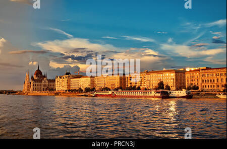 Vue sur le Parlement et le remblai de la lutte antiparasitaire au coucher du soleil de la rivière du Danube. Banque D'Images