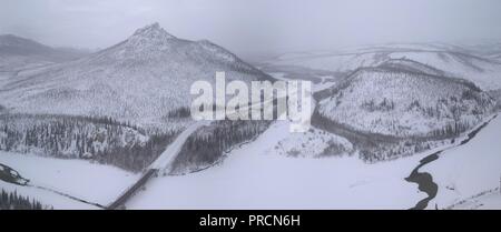 Dempster, Yukon et Territoires du Nord-Ouest), Territoires du Nord-Ouest, Canada, Panorama aérien, Brian Martin RMSF Banque D'Images