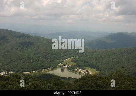 Blue Ridge Parkway de Virginie, États-Unis. Vue depuis Sharp Top avec Abbott Lake vue dans la vallée. Banque D'Images