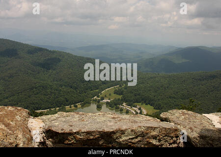 Blue Ridge Parkway de Virginie, États-Unis. Vue depuis Sharp Top avec Abbott Lake vue dans la vallée. Banque D'Images