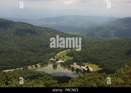 Blue Ridge Parkway de Virginie, États-Unis. Vue depuis Sharp Top avec Abbott Lake vue dans la vallée. Banque D'Images