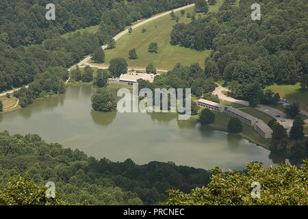 Blue Ridge Parkway de Virginie, États-Unis. Vue depuis Sharp Top avec Abbott Lake vue dans la vallée. Banque D'Images