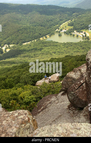 Blue Ridge Parkway de Virginie, États-Unis. Vue depuis Sharp Top avec Abbott Lake vue dans la vallée. Banque D'Images