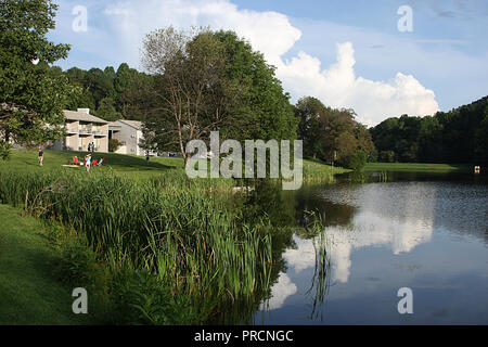 Peaks of Otter Lodge à Abbott Lake, dans les Blue Ridge Mountains de Virginie, aux États-Unis. Journée d'été à Abbott Lake. Banque D'Images