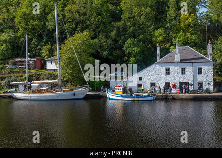 Café et bateau de pêche dans le bassin du Canal Crinan, Argyll Ecosse Banque D'Images