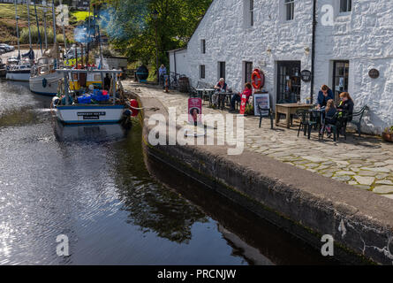 Café et bateau de pêche dans le bassin du Canal Crinan, Argyll Ecosse Banque D'Images