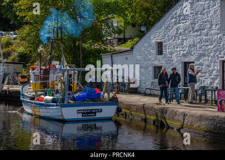 Café et bateau de pêche dans le bassin du Canal Crinan, Argyll Ecosse Banque D'Images