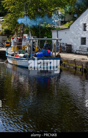 Café et bateau de pêche dans le bassin du Canal Crinan, Argyll Ecosse Banque D'Images