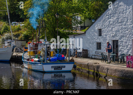 Café et bateau de pêche dans le bassin du Canal Crinan, Argyll Ecosse Banque D'Images