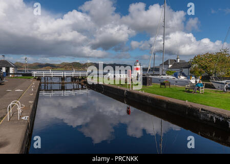 La dernière porte d'Écluse, No 15, sur le Canal de Crinan comme il entrez Loch Craignish du bassin du Canal Crinan à Argyll en Écosse Banque D'Images