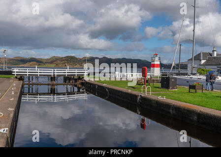 La dernière porte d'Écluse, No 15, sur le Canal de Crinan comme il entrez Loch Craignish du bassin du Canal Crinan à Argyll en Écosse Banque D'Images