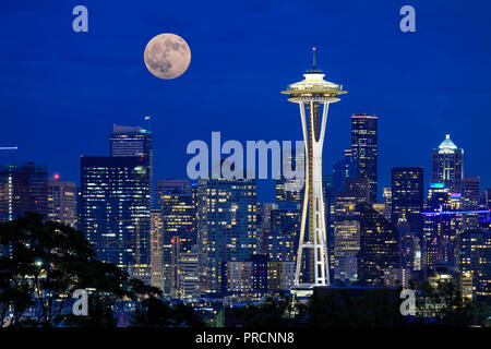 Pleine lune s'élève au-dessus de la ville de Seattle, WA Banque D'Images