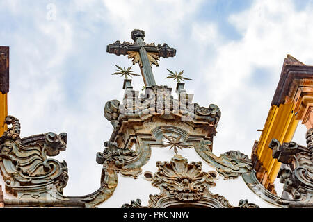 Crucifix de style baroque sur le dessus de l'église anciens et historiques dans la ville de Sabara dans le Minas Gerais Banque D'Images