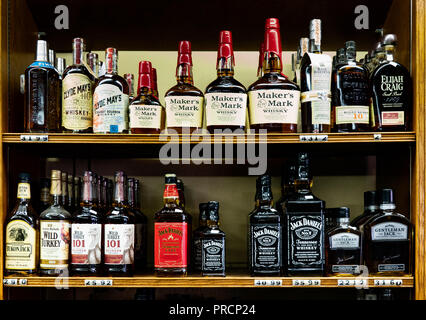 Des étagères pleines de bouteilles de whisky premium dans un magasin d'alcool en spéculateur, NY USA. Banque D'Images