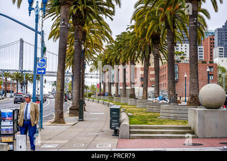 SAN FRANCISCO, CALIFORNIE, USA - 14 MAI 2018 : vue sur le pont, à pied le long de la digue de la ville Banque D'Images