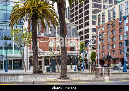 SAN FRANCISCO, CALIFORNIE, USA - 14 MAI 2018 : Architecture du centre d'affaires de la ville, promenade le long de l'Embarcadero Banque D'Images