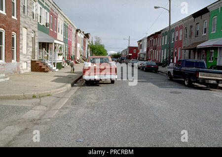 1998 - les voitures et les camions en stationnement sur rue dans le quartier urbain peut-être (Baltimore, MD) Banque D'Images