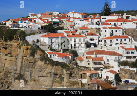 Le Portugal, Praia das Maçãs, Colares, Sintra, près de Lisbonne. Village construit sur une falaise dominant l'océan Atlantique et la plage ci-dessous. Banque D'Images