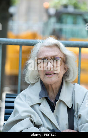 L'actrice française Micheline Presle, une actrice française vu et posés dans le jardin du Luxembourg à Paris Banque D'Images