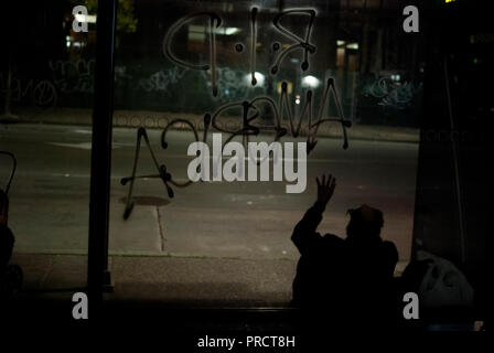 Graffiti sur un arrêt d'autobus sur Broadway en centre-ville d'Oakland lors de manifestations contre le Président Donald Trump le 9 novembre 2016. Banque D'Images