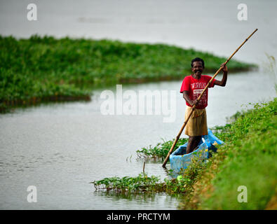 Portrait de pêcheur horizontale réussie avec treditional casual dress holding énorme poisson qu'il a pris. Homme avec poisson frais. Pêche à la ligne Banque D'Images