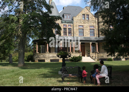 Famille devant l'hôtel historique Maymont à Richmond, Virginie, États-Unis Banque D'Images