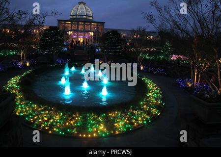 Richmond, Virginie, États-Unis. Jardin botanique Lewis Ginter décoré pour Noël. Vue sur le Conservatoire et la fontaine. Banque D'Images