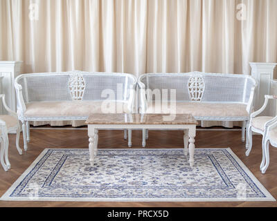 Cérémonie de mariage de luxe blanc et engagement table set dans un style thaï avec rideau et tapis chambre décoration. Banque D'Images