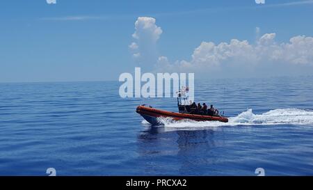 La Garde côtière canadienne William Flores petit-d'équipage de bateau, mène des opérations d'application de la loi dans le détroit de Floride, lundi 14 août, 2017. Le petit bateau, sur l'Horizon, un cutter est déployée à coque rigide conçu pour poursuivre et d'interception rapide, les navires non conformes. Photo de la Garde côtière du Maître de 2e classe Brett C. Pierce Banque D'Images
