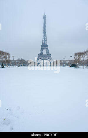 Tour Eiffel sous la neige en hiver du Champs de Mars à Paris, France Banque D'Images