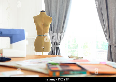 Machine à coudre, mannequin et autre matériel de couture dans le milieu de desighners Banque D'Images