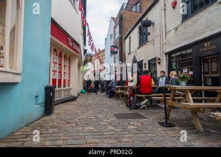 Les gens s'assoient sur des tables à l'extérieur de l'Horse and Groom pub sur Market Street à Windsor, Royaume-Uni. Banque D'Images