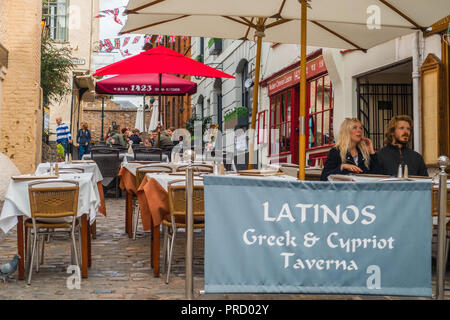 Latinos grec et chypriote Taverna sur Church Lane à Windsor, Royaume-Uni, avec un espace extérieur équipé de tables soigneusement mis à l'heure du déjeuner le commerce. Banque D'Images