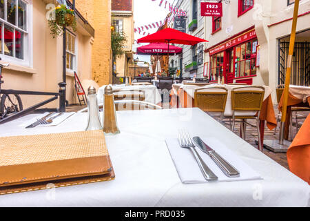 Tables d'extérieur aménagé avec soin les couverts dans un restaurant à Church Lane, Windsor, Royaume-Uni. Banque D'Images