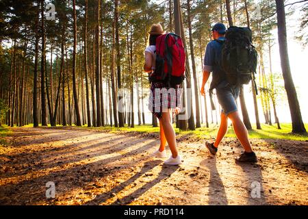 Route difficile. Beau jeune couple randonnées ensemble dans les bois tout en profitant de leur voyage. Banque D'Images