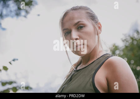 Sports blonde woman jogging in park Banque D'Images