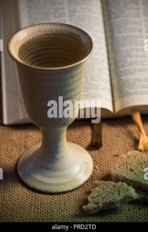 Calice de vin, bible ouverte et du pain Banque D'Images
