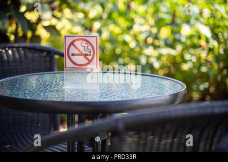 Veuillez arrêter de fumer concept aucun signe de fumer dans le café rendez-vous gratuitement fumeurs Banque D'Images